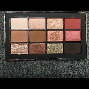NARS- issist Eyeshadow Pallette